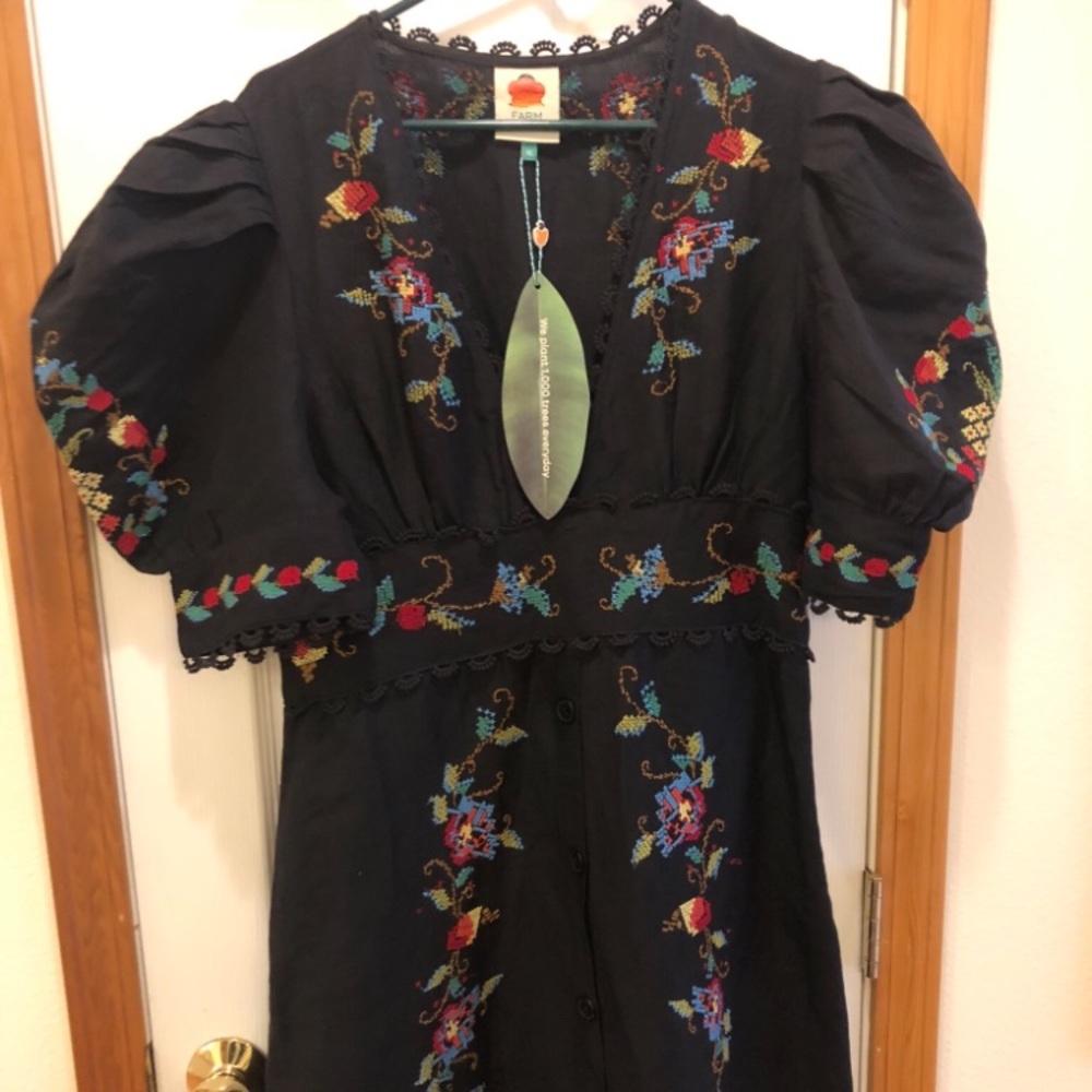 FARM Rio Dress Midi NWT Black Linen XL Cross Stitch Embroidery Puff Sleeve Vee - Picture 2 of 16